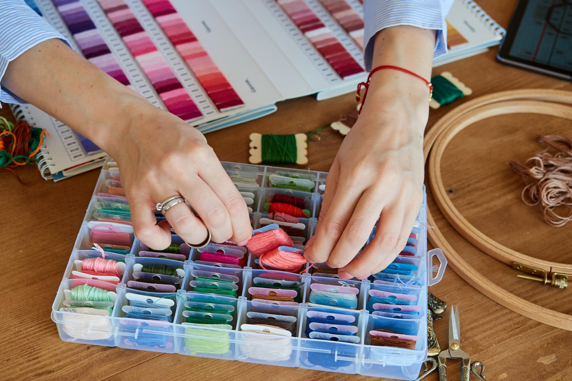 atelier z maszyną do haftu i panelem materiałów